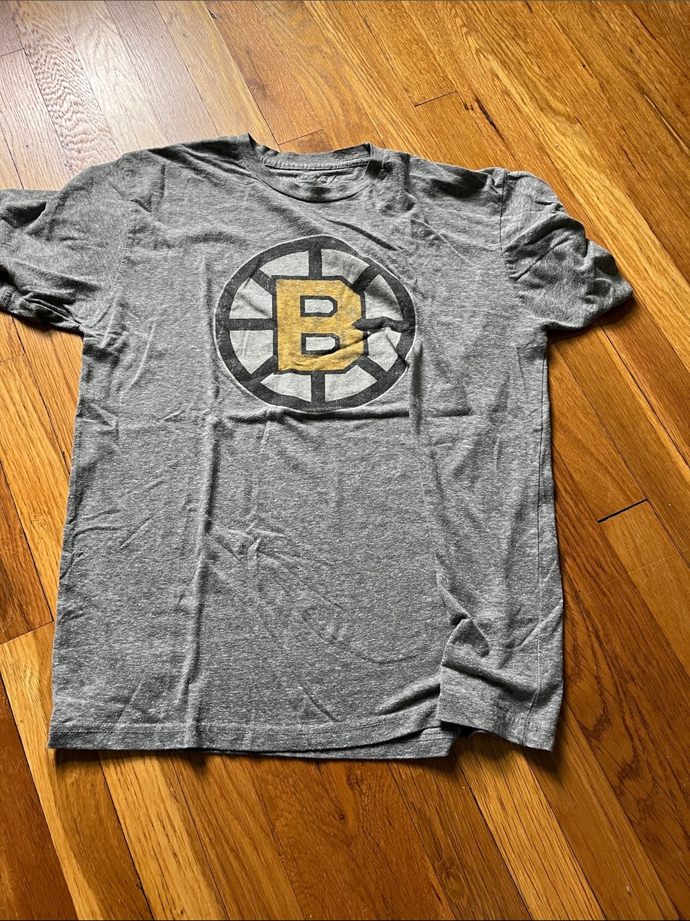 Classic Gray Short-Sleeve Boston Bruins Logo T-Shirt with Yellow Accent